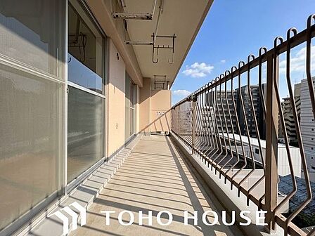 さまざまな表情の景色を眺めながら、くつろぎのひと時をお過ごし頂けます。(空の加工を生成AIで行っています。)