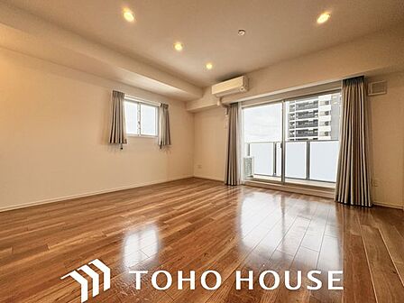 ナチュラルな木目調の床から木のぬくもりを感じられる広々とした17.7帖のリビングルーム。