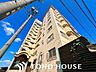 外観：帰るのが楽しみになる、そんなぬくもり溢れる生活はこのマンションから。（空の加工を生成AIで行っています）