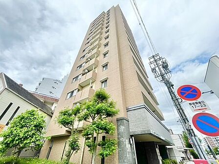 街並みに自然と馴染む色を基調とした外観は、温かみのある色合いが全体を包み、やさしい雰囲気を感じます。