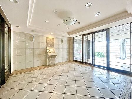 外と内をつなぐエントランスは、まさに顔となる場所。シンプルながらも上質な空間を作り出します。
