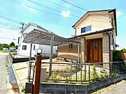 平成16年築 、ツートンカラーのモダンでお洒落な外観です。陽当たり良好 ！小中学校が徒歩10分圏内と 、子育て世代に大変おすすめの環境です 。