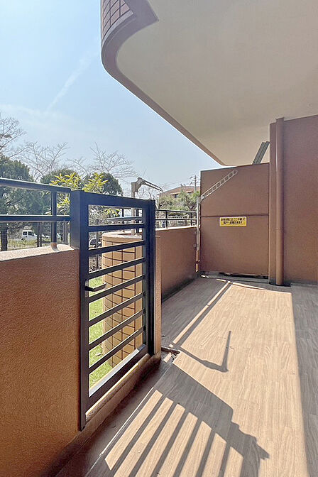 (バルコニー)明るいバルコニーには太陽がたっぷりと入ります♪庭へも出入り可能♪