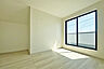 リビング/ダイニング：（洋室）大きなお部屋にウォークイン！主寝室にいかがでしょうか？