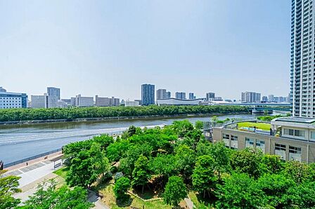 バルコニーからの眺望　目前に広がる東雲運河と敷地の緑を堪能頂けます