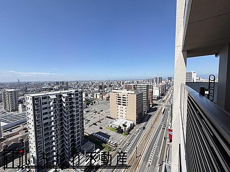 眺望 真下に路面電車が