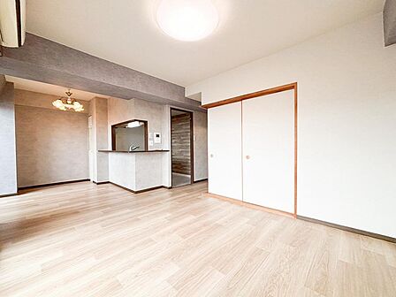 【リフォーム完成】LDK13.7帖のリビングにつながる和室6帖で約20帖の大空間になります。クロス張替え、床上張りで綺麗にしました。家具を配置したCG画像もイメージの参考としてあわせてご覧ください。