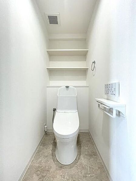 ◇トイレ◇清潔感溢れ、居心地よく落ち着ける空間となっています。グリーンをプラスしてさらに清潔感をアップするのもオススメです。空気がきれいに感じられ、おしゃれ度もアップしますね。