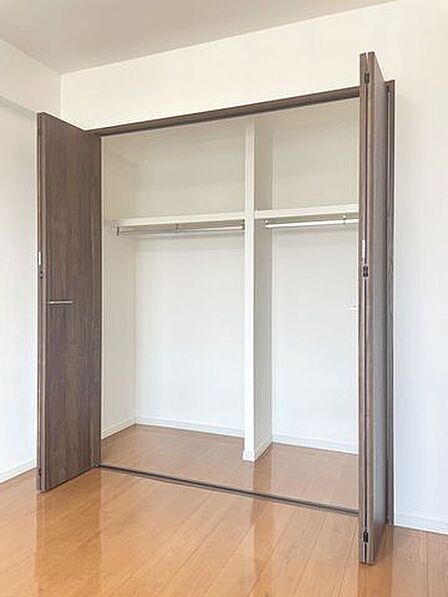 ◇クローゼット◇大容量のクローゼット完備。お洋服もたくさん収納できて、お部屋がスッキリします。ハンガーパイプが設置されており外套や大切なお洋服は傷まないよう、そのままかけて収納できます。