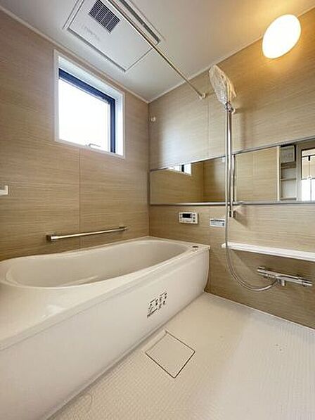 ◇浴室◇毎日の疲れを癒す場所だからこその、シンプルで落ち着いた空間となっています。浴槽はベンチタイプとなっています。小さなお子様やご高齢の方、足の不自由な方でも浴槽への出入りは安心です。