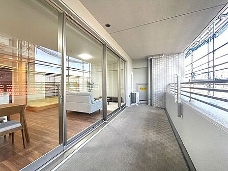 ◇バルコニー◇南側に面したバルコニーですので1日を通して明るいです。陽の光がたっぷりと降り注ぎますのでお洗濯物もよく乾きそうですね。日中の最も洗濯物干しに適した時間帯を最大限に活用できます。