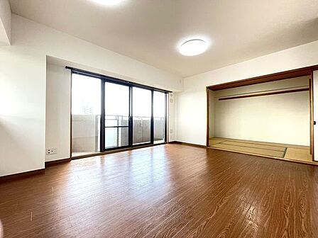 ◇リビング◇過ごす時間と共に刻々と表情を変えていく住まい、季節によってさまざまな表情を見せてくれるわが家は、時を重ね思いを紡ぐ場所です。ご家族の一家団欒を心ゆくまでお楽しみください。