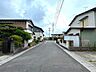 外観：◇前面道路◇駐車スペースは3台可能です。来客時や、将来、車を買い足す場合にも安心です。ゆとりある駐車スペースは生活スタイルに合わせて柔軟に対応できますね。自転車やバイクなども置いていただけます。