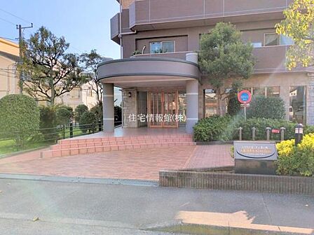 ゆったりとした印象のエントランスです。