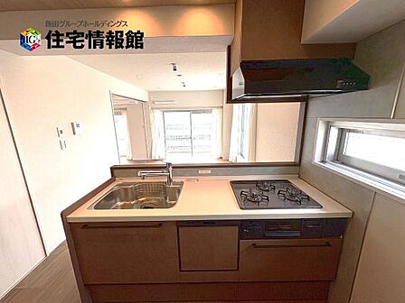 リビングが見渡せ、料理中も会話が弾む対面式キッチンです。