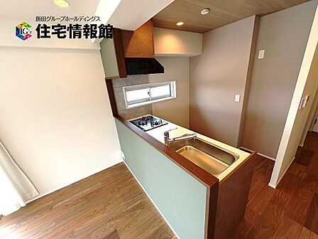 カウンターキッチン越しに会話も楽しめるダイニングキッチン。