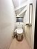 トイレ：ホワイトを基調とした、清潔感が感じられるトイレ。シンプルな内装のため、トイレカバーやマットなどで、お好みの雰囲気にカスタマイズしていただけます。
