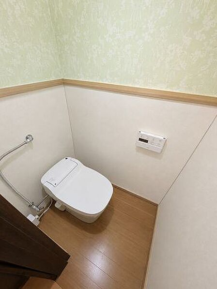 【トイレ】温水洗浄便座付きで毎日を快適に過ごせるトイレです♪※本画像はAIによる画像補正を行っています。