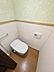 トイレ：【トイレ】温水洗浄便座付きで毎日を快適に過ごせるトイレです♪※本画像はAIによる画像補正を行っています。