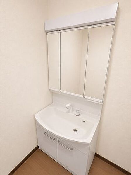 【洗面所】三面鏡付きシャンプードレッサーで快適な独立洗面台♪※本画像はAIによる画像補正を行っています。
