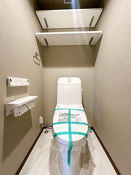 節水型でエコなトイレには、今では当たり前のウォシュレット付き。便座を温める機能もついていて、居心地良くてトイレから出られなくなるかも!換気用に換気扇はもちろん、窓も着いているので常に快適ですね♪