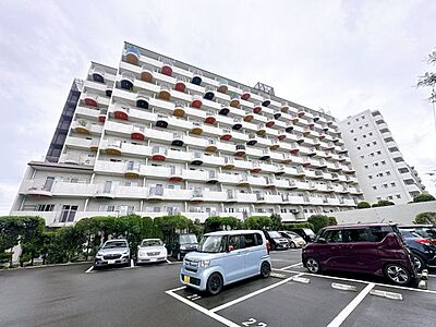 外観:流行に左右されず、将来にわたって価値が継続する「上質」な佇まい。おしゃれな雰囲気や自然の潤い、親しみやすさといった暮らしを豊かにしてくれる住空間です。 外観:流行に左右されず、将来にわたって価値が継続する「上質」な佇まい。おしゃれな雰囲気や自然の潤い、親しみやすさといった暮らしを豊かにしてくれる住空間です。