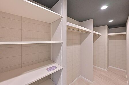 たくさんの洋服をかけることができる収納力と取り出しやすさが魅力のウォークインクローゼット。スーツケース、ストック品など何でも収納できる嬉しい空間です。