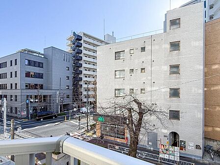 季節による景色の変化を日常の生活と共に感じてください。