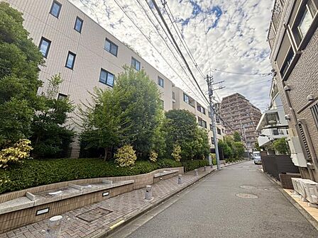 毎日の暮らしに心地よく馴染む、落ち着いたマンション。