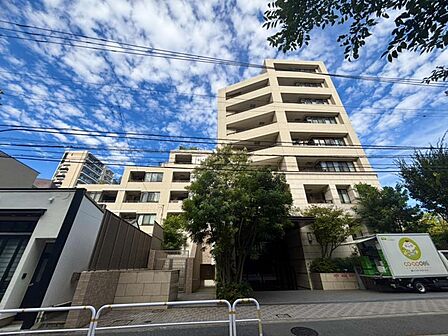 周辺の街並みに調和した、落ち着きのあるマンションです。