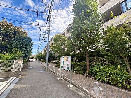 堂々とした佇まいが印象的な、マンションの外観です。