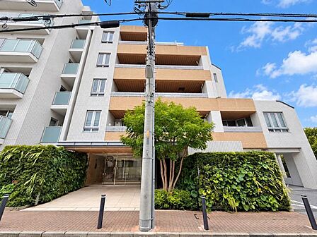 爽やかな青空の下に贅沢なほどに降り注ぐ陽光、豊かな居住性とクオリティが見事に調和した住空間は住まうことの喜びを感じさせてくれます。