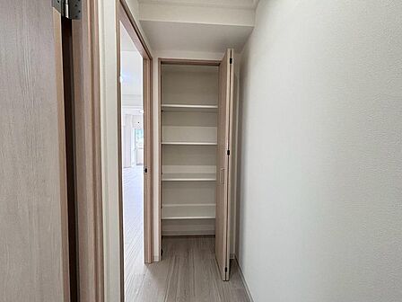 高さのある収納スペースで衣類や荷物をすっきり整理。暮らしやすさを支える嬉しい設備です。