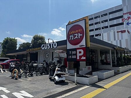 ガスト 北綾瀬店 210m