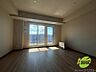寝室：こちらのお部屋は光が差し込む、温かみのあるお部屋です。