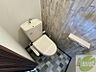 トイレ：こちらはトイレです。清潔感があり、安心して使用できます。