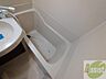 浴室：お風呂です。少し狭いですがシャワーするには十分ですね。