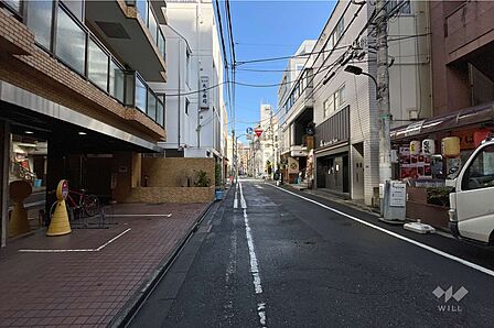 敷地東側の前面道路(南側から)