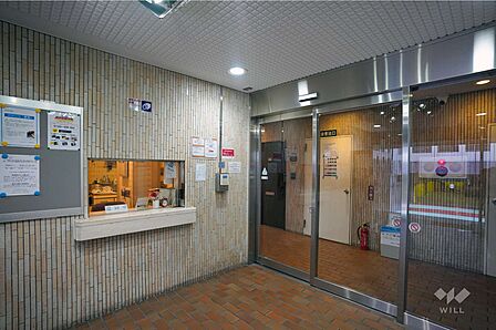 エントランスはオートロック付きです。