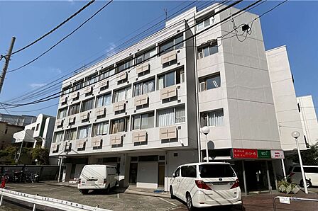 存在感のあるレトロな外観建物7階、総戸数90戸のマンションです。周辺には、六本木西公園やコンビニがございます。東京メトロ日比谷線六本木駅まで徒歩2分です。