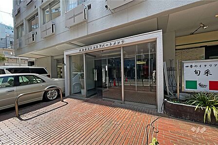 エントランスゆとりある敷地だからこその広々した空間です。管理の行き届いた綺麗なマンションです。一階には飲食店がございます。