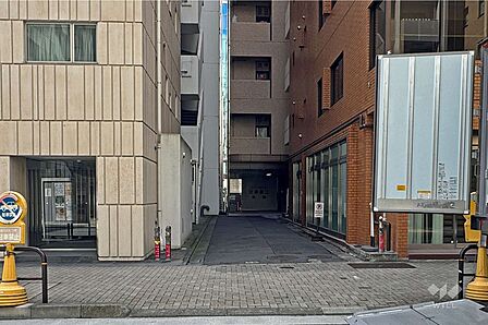 敷地北側の前面道路(東側から)