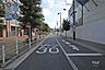 周辺：敷地西側の前面道路（北側から）