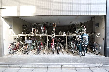 屋内に設けられた駐輪場