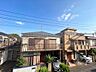 その他：眺望：切妻屋根とバルコニーのある2階建て。近隣も同様の戸建が立ち並ぶ、落ち着いた住宅地の一角です。