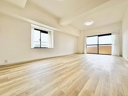 「陽当り良好。」大きな窓辺からの日差しが暖かい室内は、自然と住まう人の気分も明るくなり、リビングでの素敵なワンシーンが演出されます。
