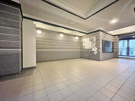 「エントランス」マンションのエントランスなど共有部分は、清掃が行き届いており、キレイな状態です。管理体制がしっかりしているからこそ。