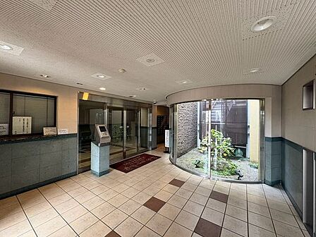 「エントランス」マンションのエントランスなど共有部分は、清掃が行き届いており、キレイな状態です。管理体制がしっかりしているからこそ。