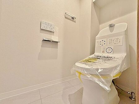 「ウォシュレット機能付き」優れた節水効果や汚れが付きにくい便座など、ほしかった機能が揃ったウォシュレット一体型トイレです。