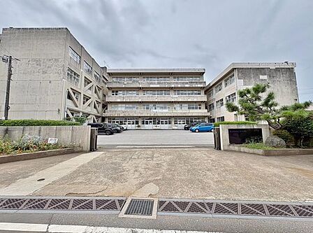 松戸市立六実中学校 徒歩16分。 1270m